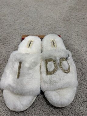 dearfoams White Faux Fur Slide Slippers with Cream Logo Tag